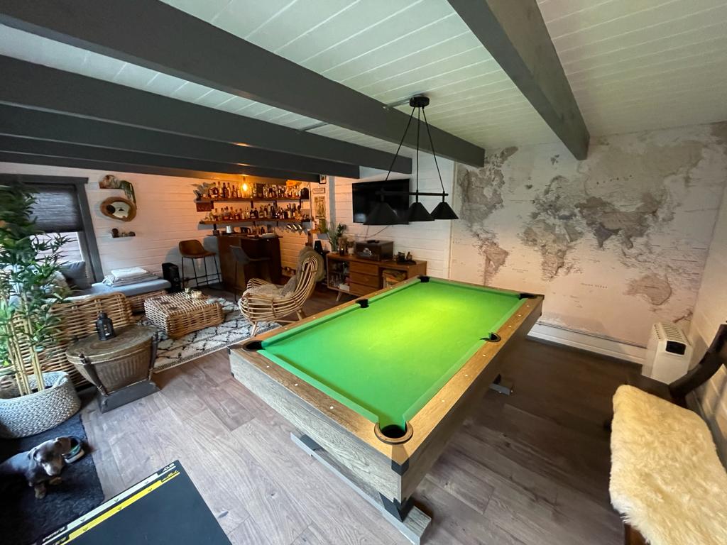 LCS154 Log Cabin | 7.0x4.5m Interior pool table