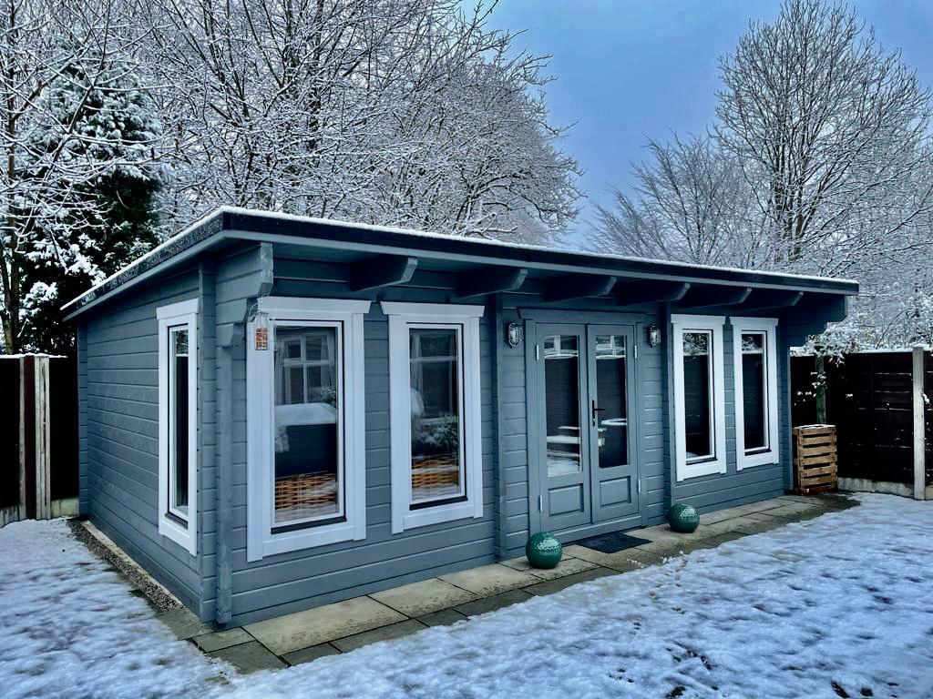 LCS154 Log Cabin | 7.0x4.5m Exterior in the snow